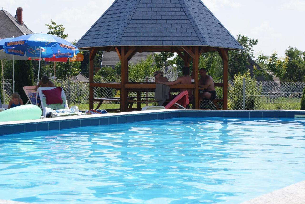 גיינסדיאס Kek Vendeghaz Family Resort מראה חיצוני תמונה